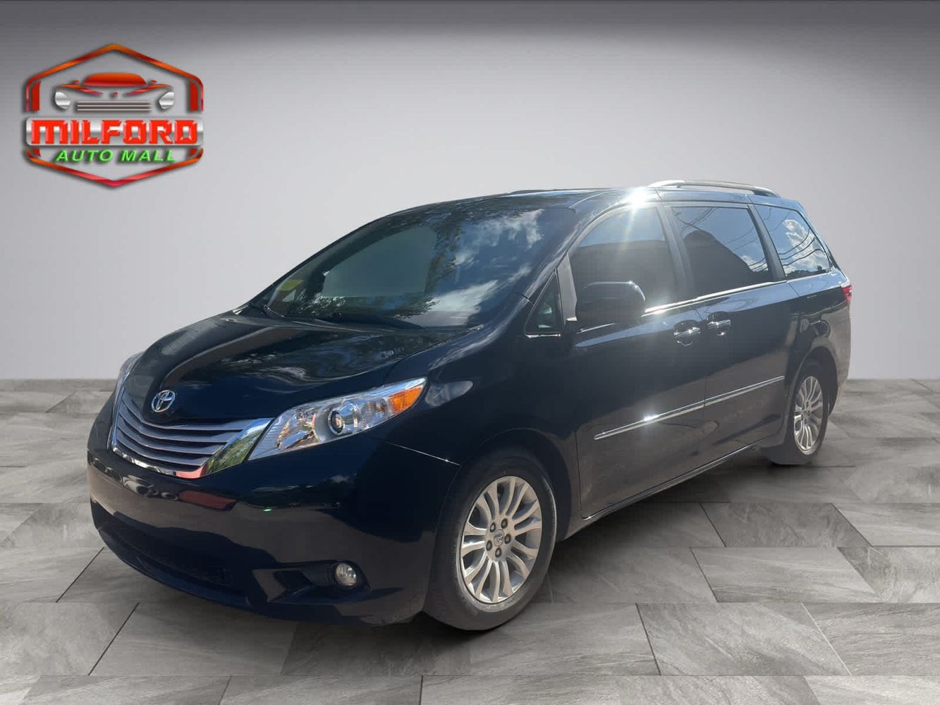 2017 Toyota Sienna XLE Premium photo 2