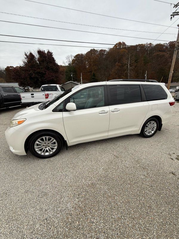 2017 Toyota Sienna Limited XLE Premium photo 3