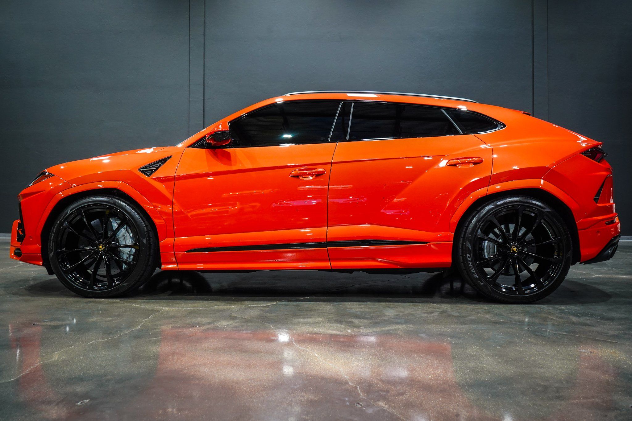 2022 Lamborghini Urus photo 2