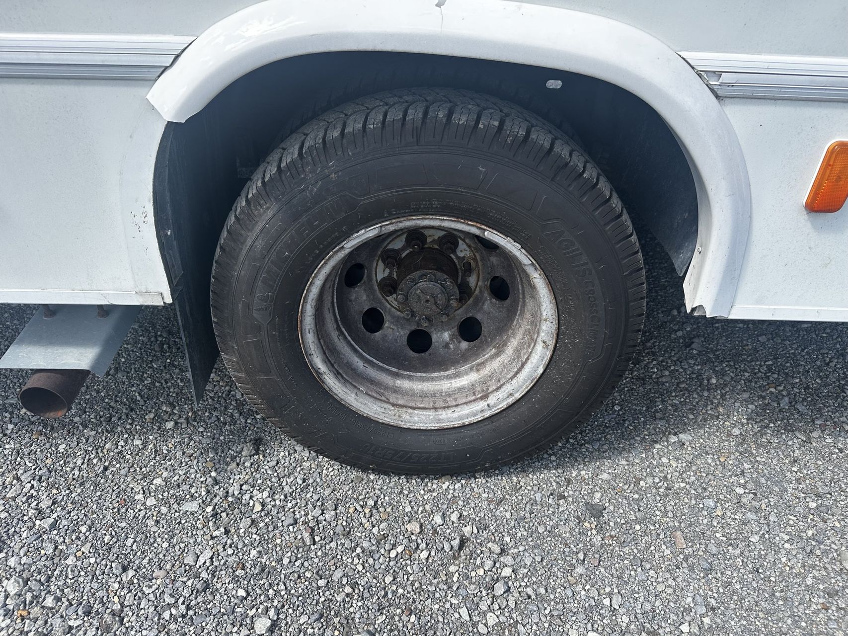 2006 Ford E-450 19