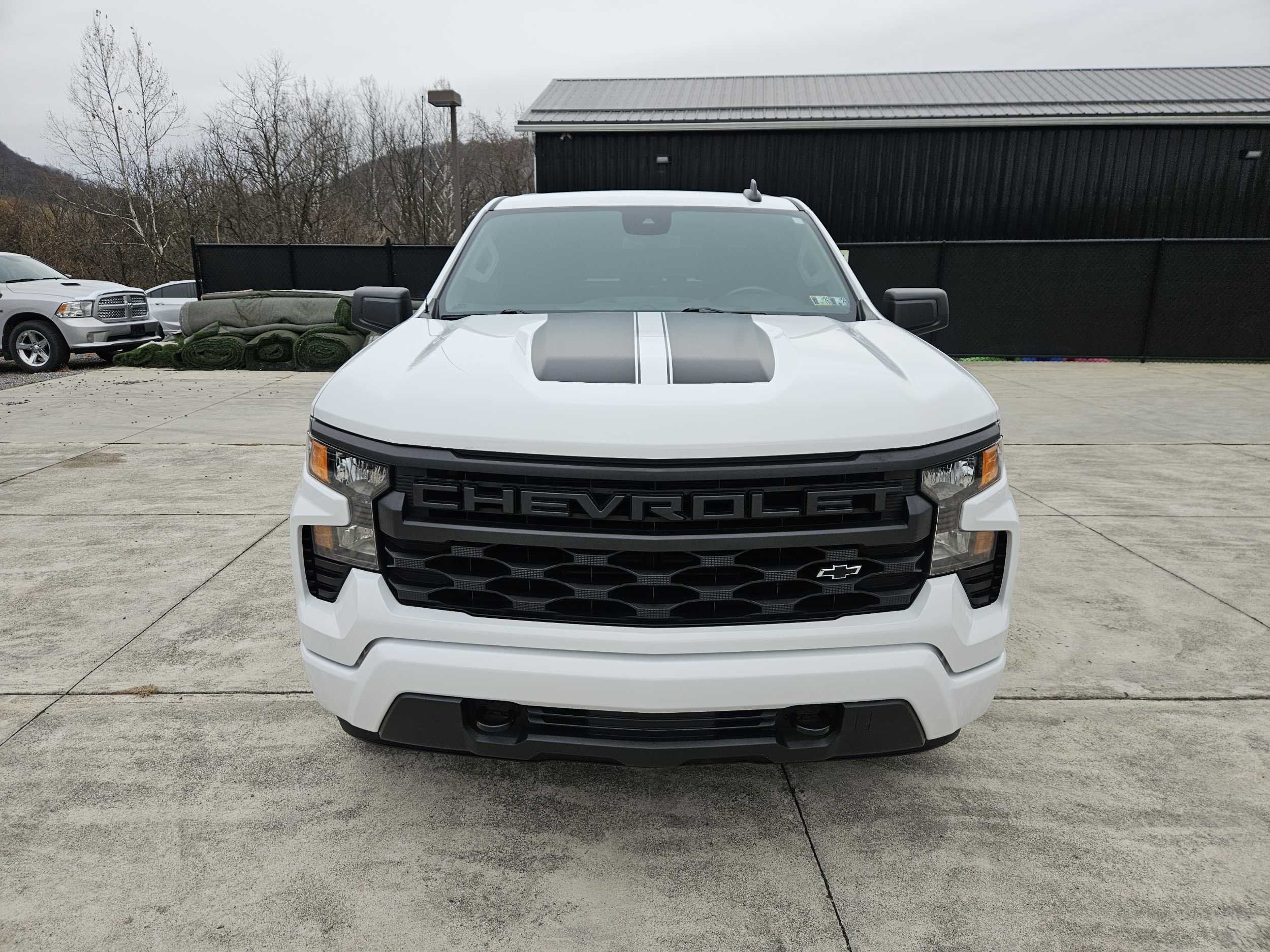 2023 Chevrolet Silverado 1500 Custom photo 2