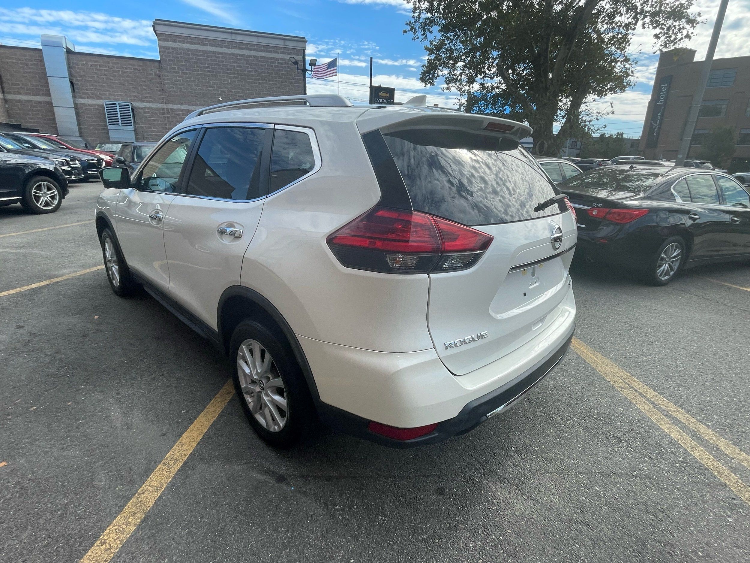 2017 Nissan Rogue SV photo 3