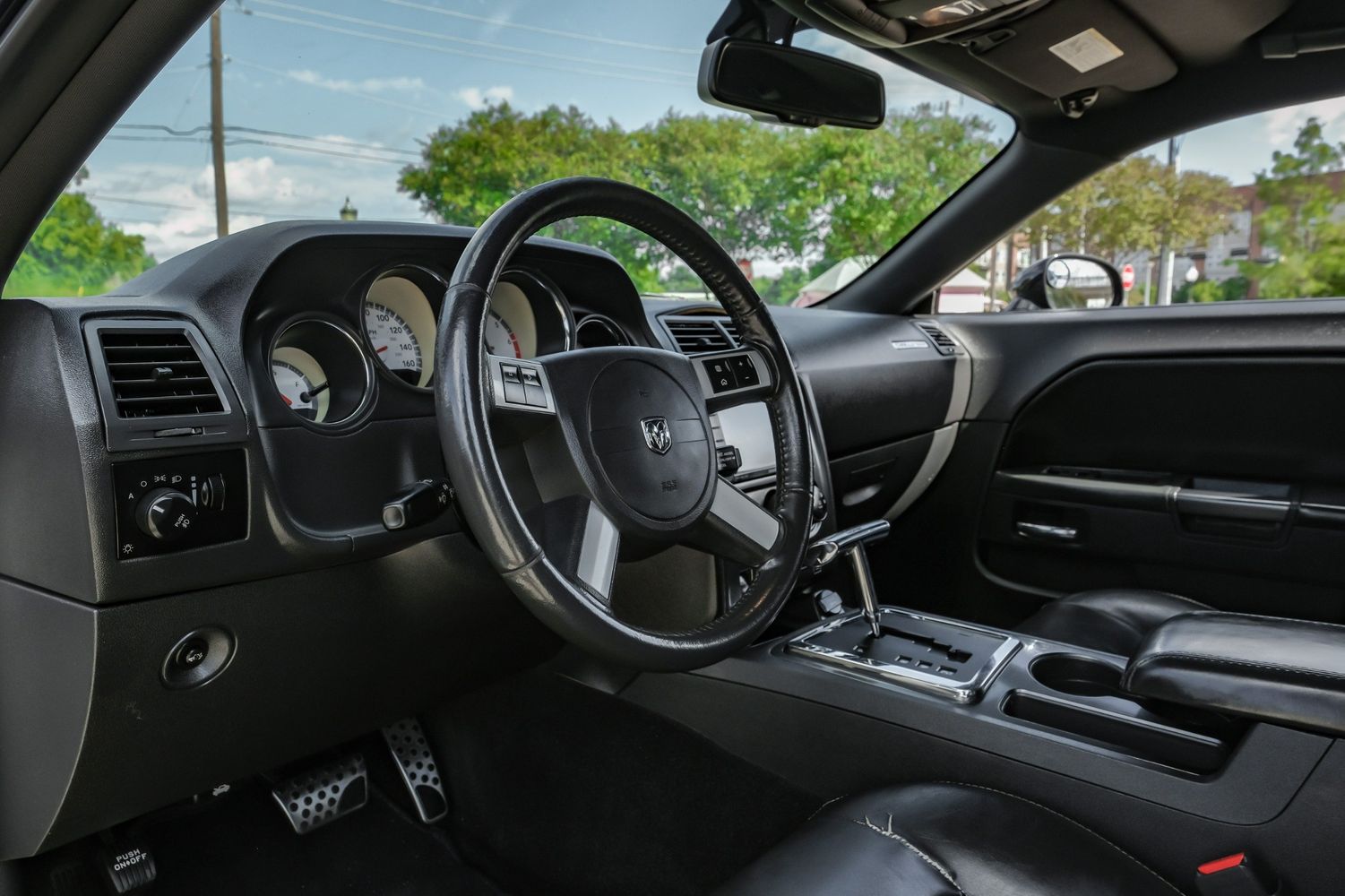 2010 Dodge Challenger R/T photo 2