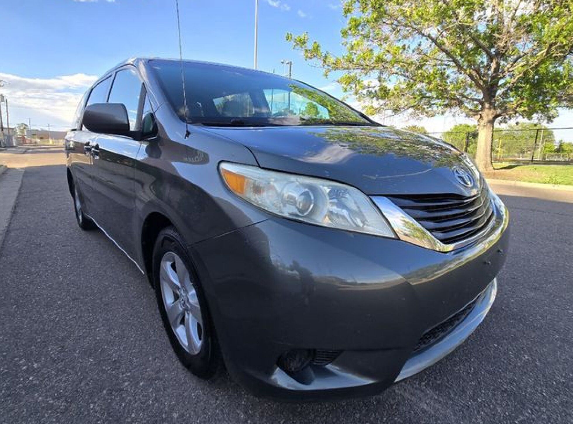 2011 Toyota Sienna LE V6 8-Passenger's photo
