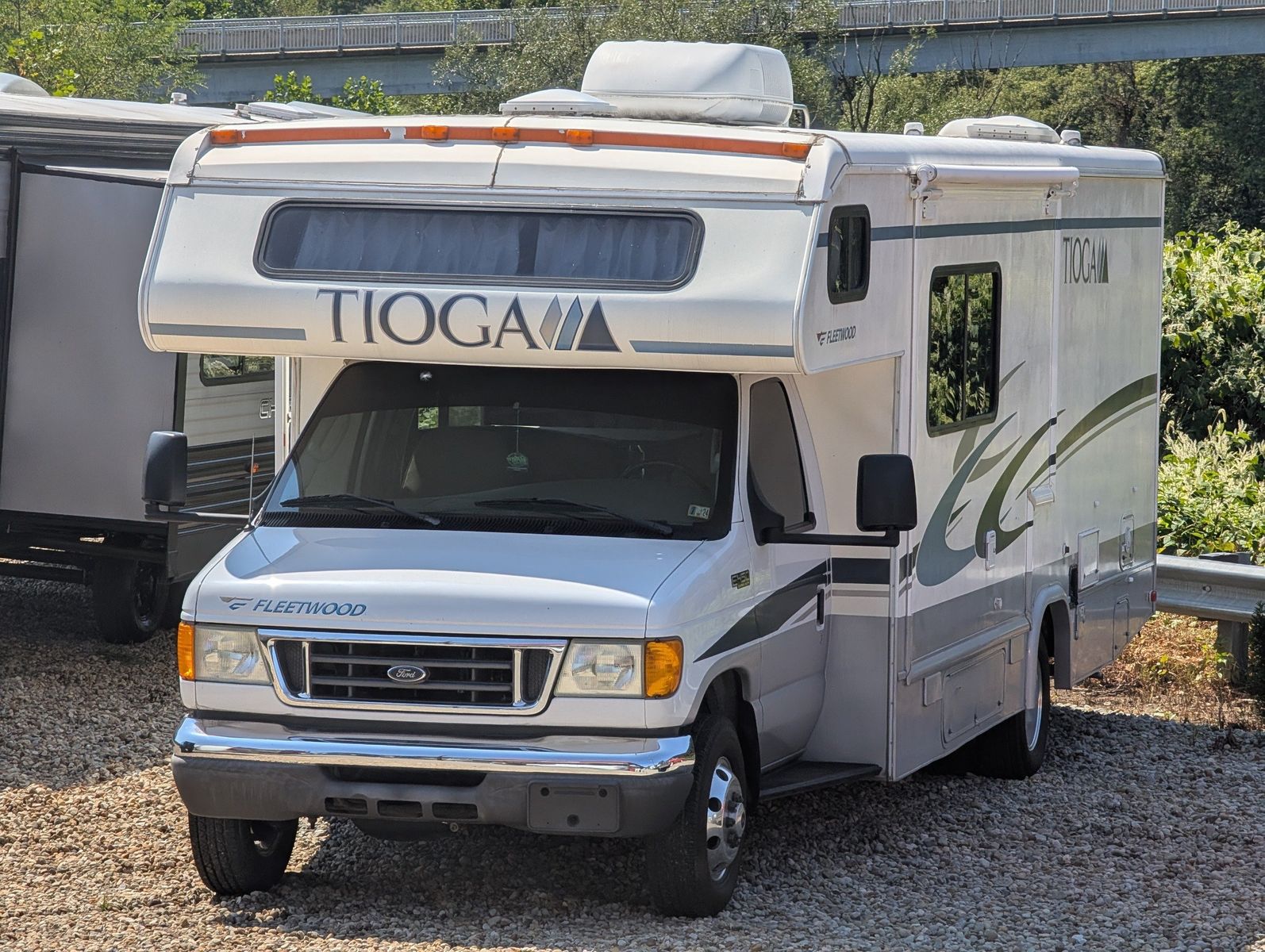 2004 Ford E-Series Chassis 123