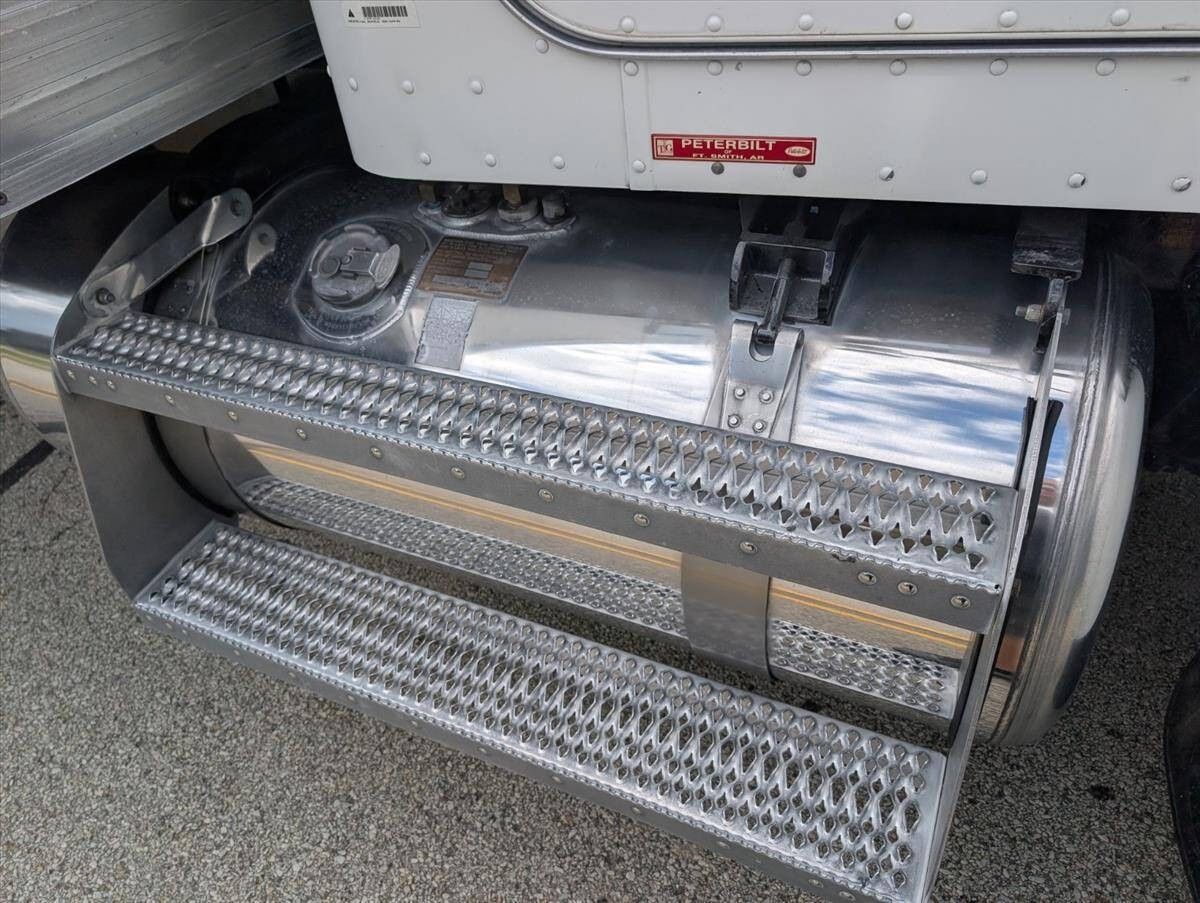2007 Peterbilt 335 31
