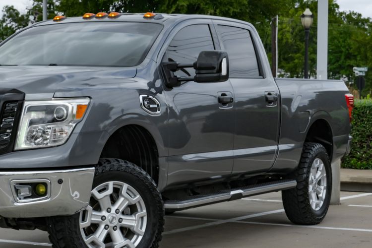 2017 Nissan Titan SL photo 5