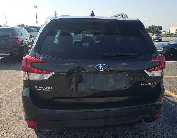 2023 Subaru Forester Premium photo 5
