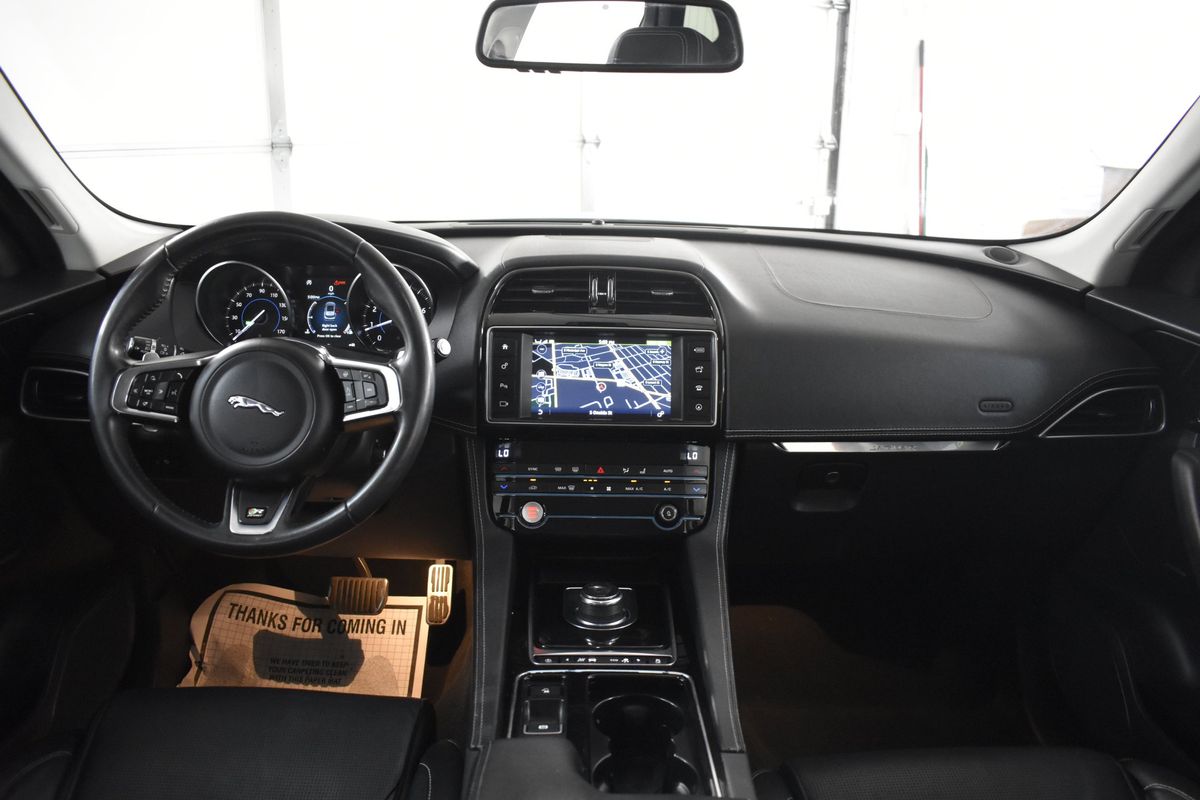 2018 Jaguar F-PACE 30t R-Sport