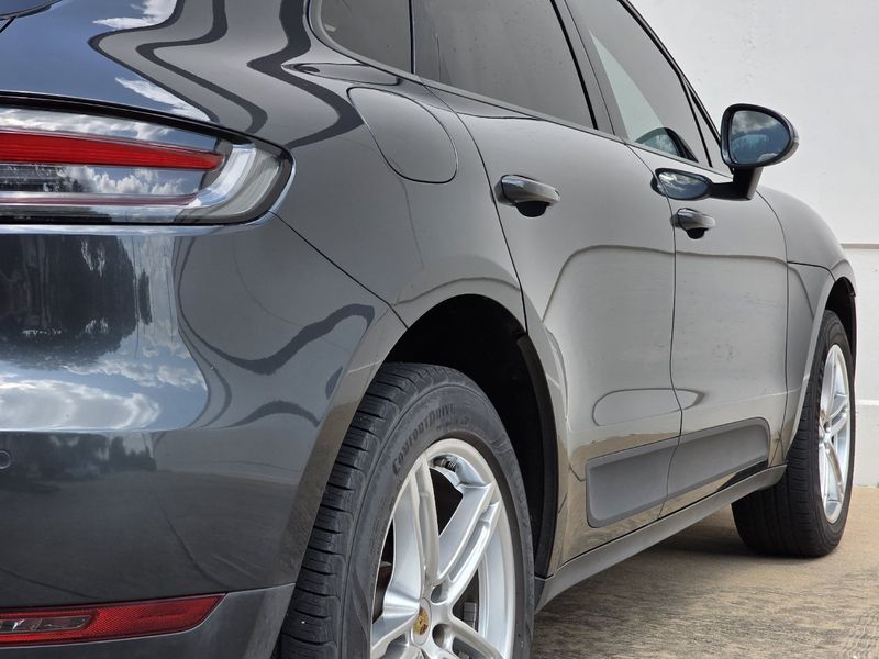 と。 2019 Porsche Macan Base | C R U