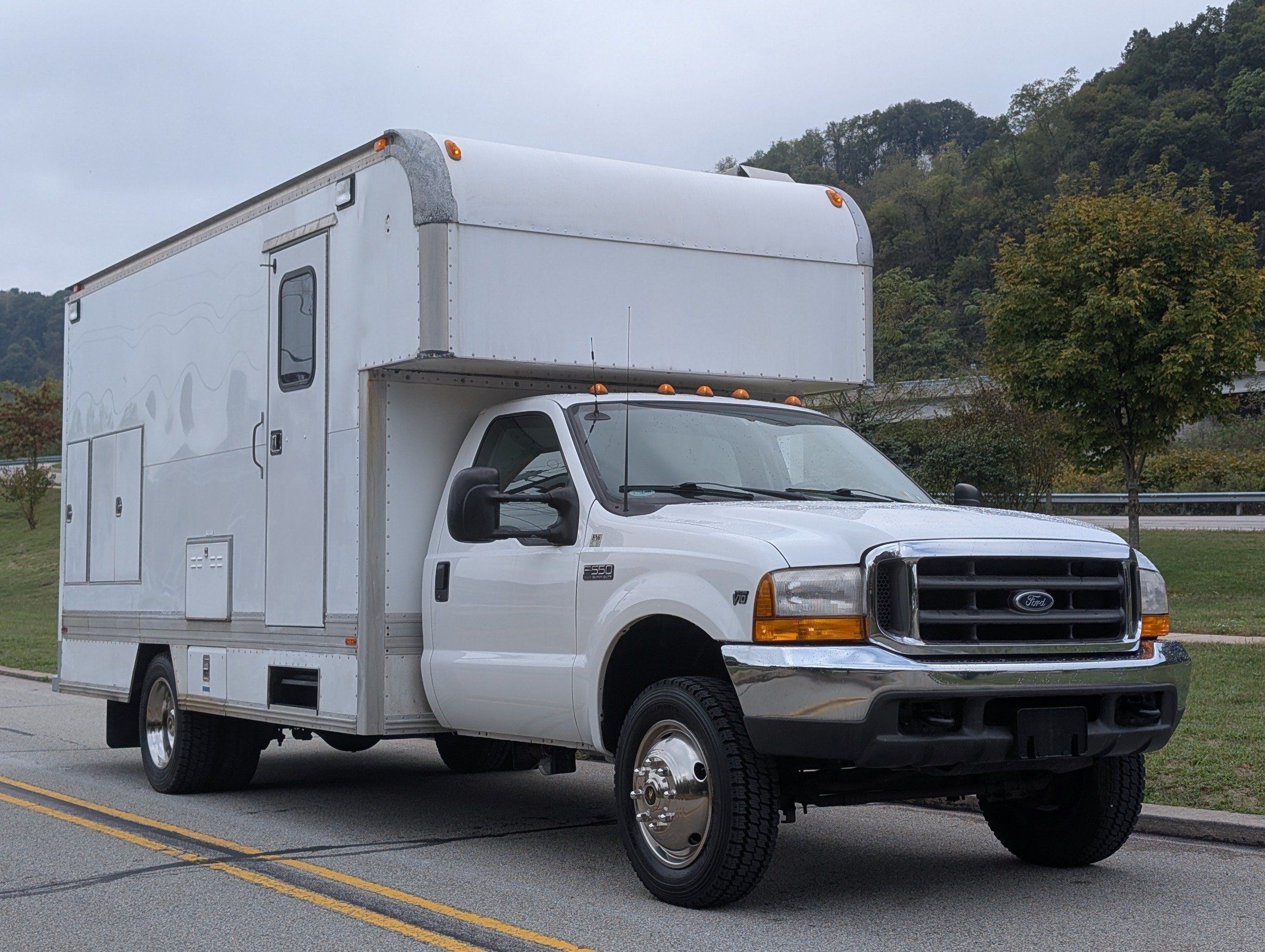2000 Ford F-550 photo 2