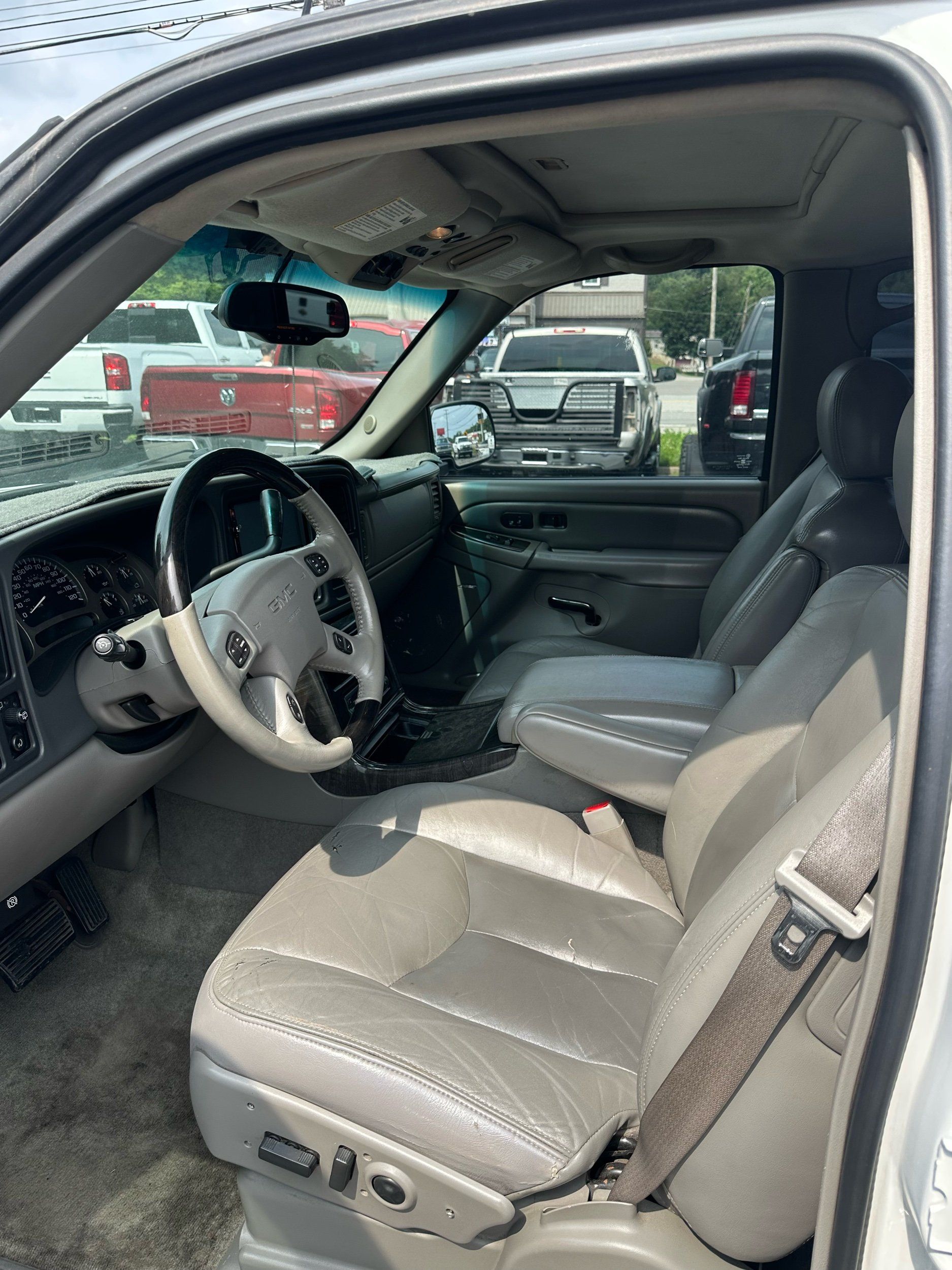 2005 GMC Yukon Denali - Photo 8