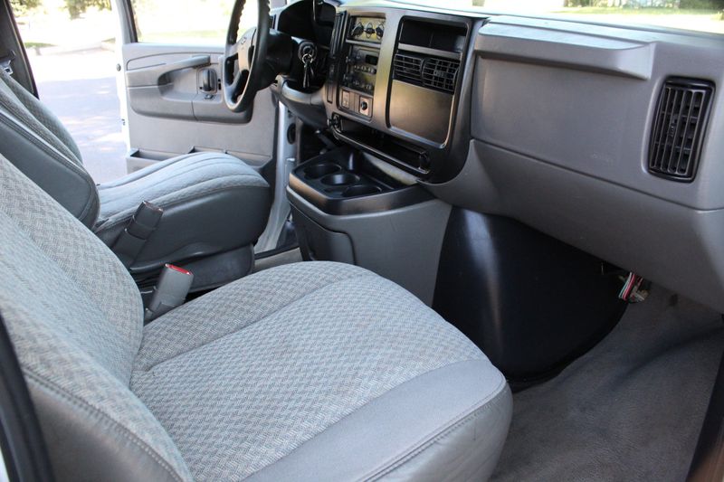 2004 Chevrolet Express Passenger Photos