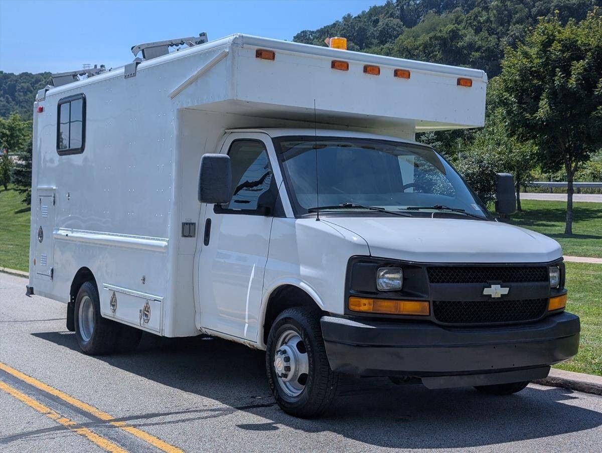 2008 Chevrolet Express Cutaway 2