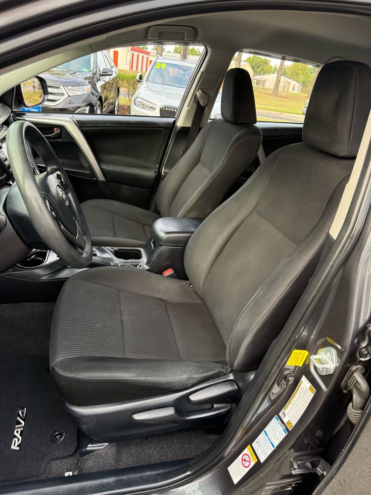 2016 Toyota RAV4 LE photo 9