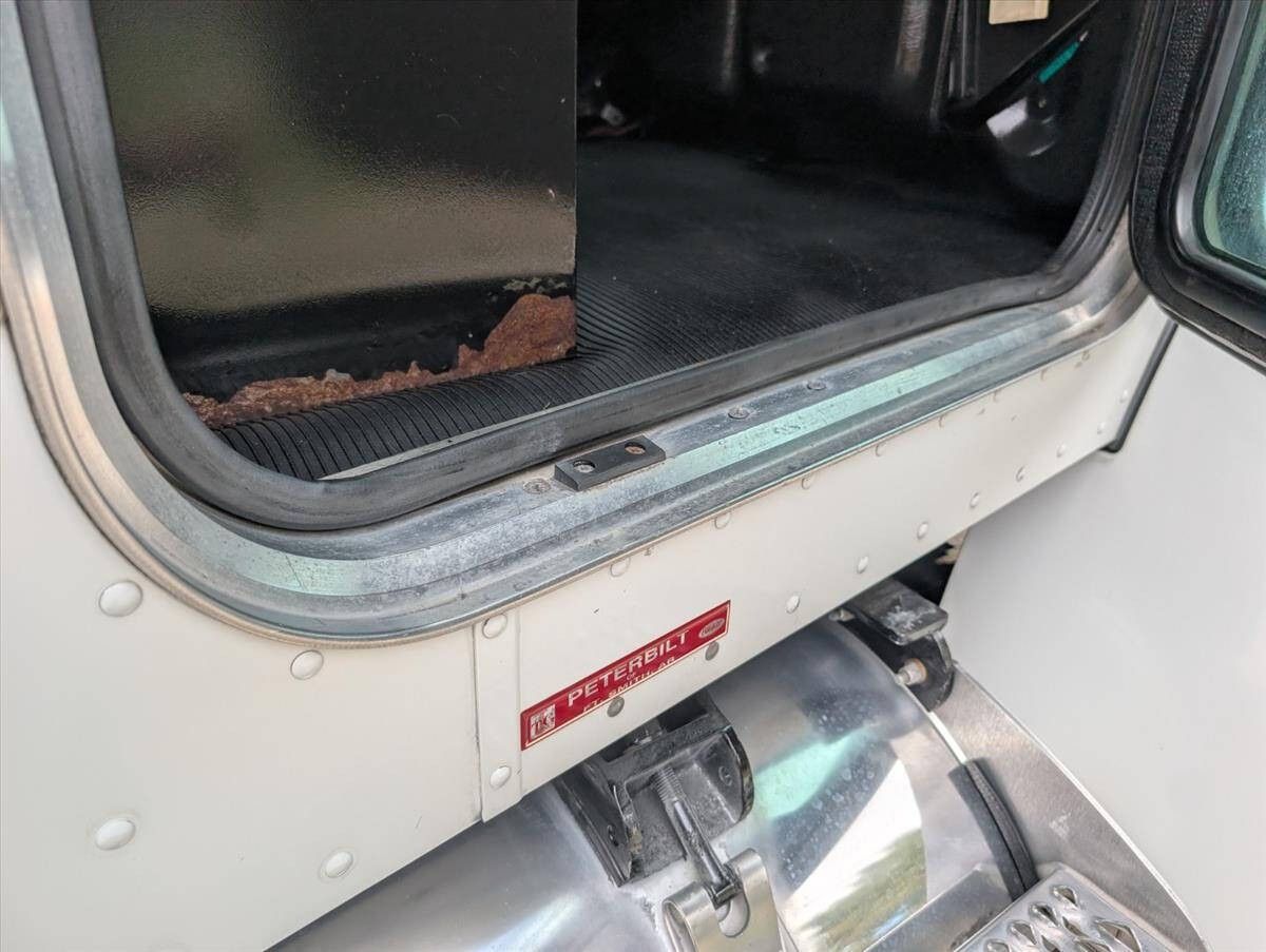 2007 Peterbilt 335 43