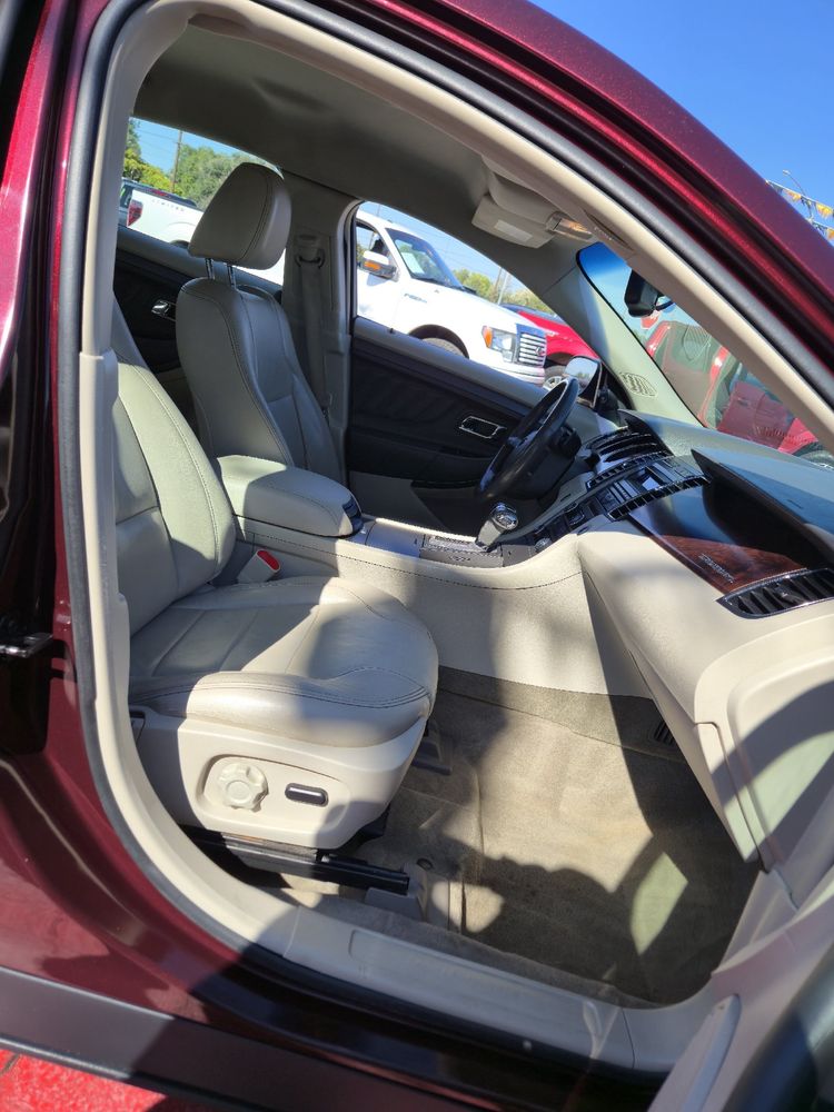 2011 Ford Taurus SEL photo 15