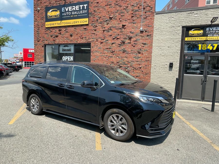 2024 Toyota Sienna LE Hybrid