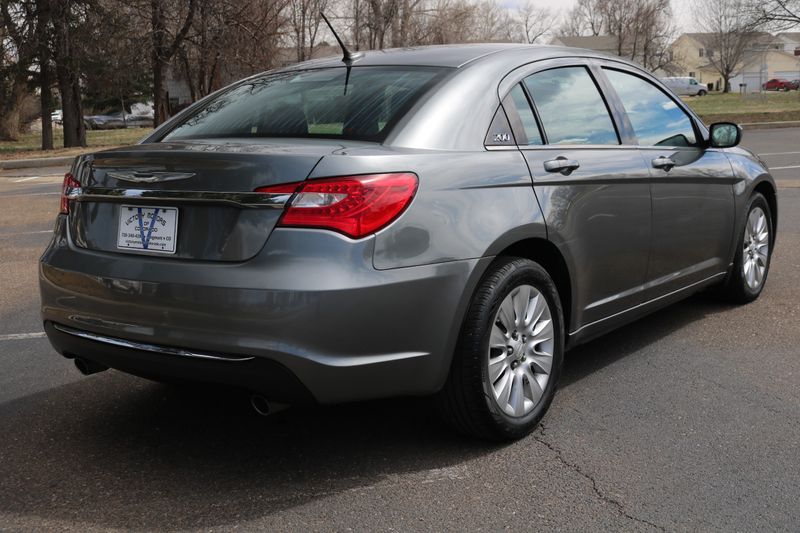 2013 Chrysler 200 Photos