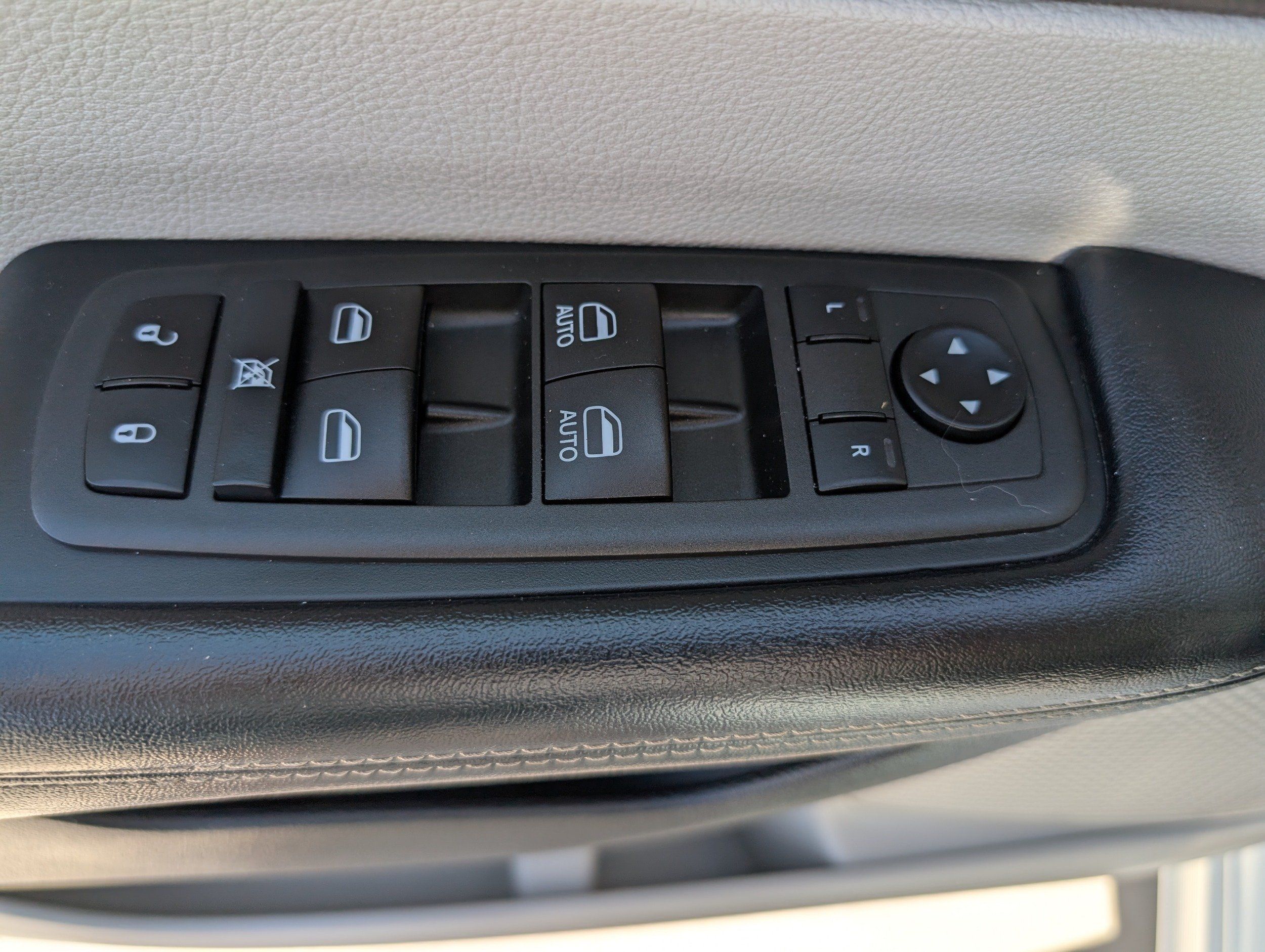 2022 Chrysler Voyager LX - Photo 8