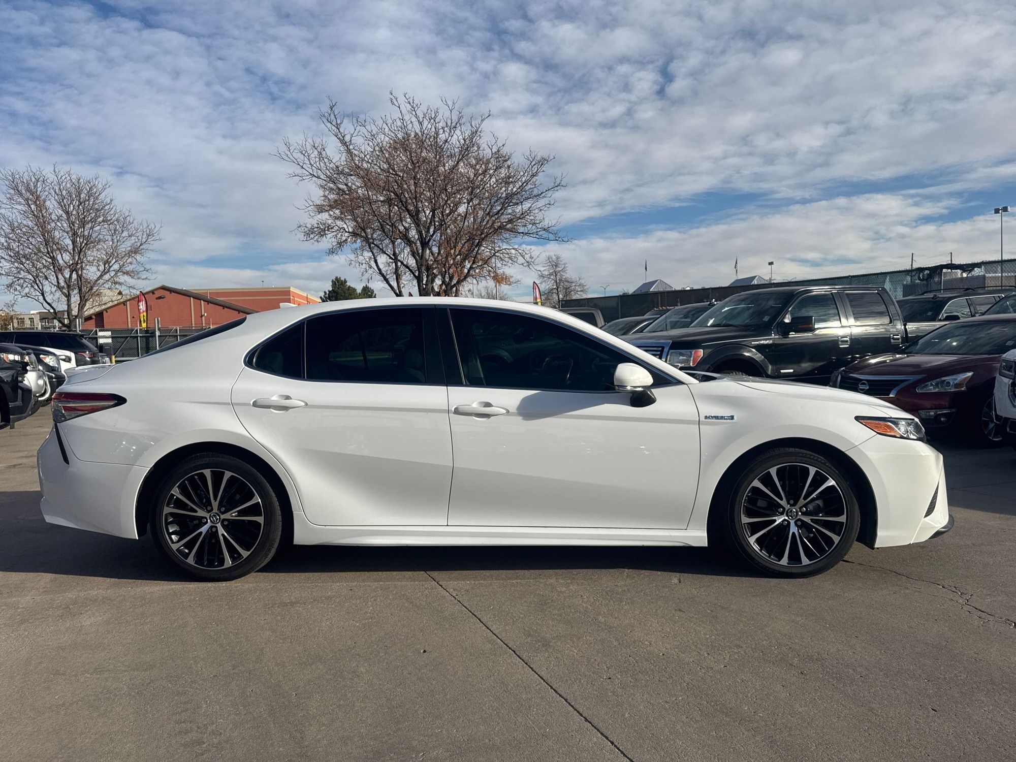 2018 Toyota Camry SE XLE Hybrid photo 4