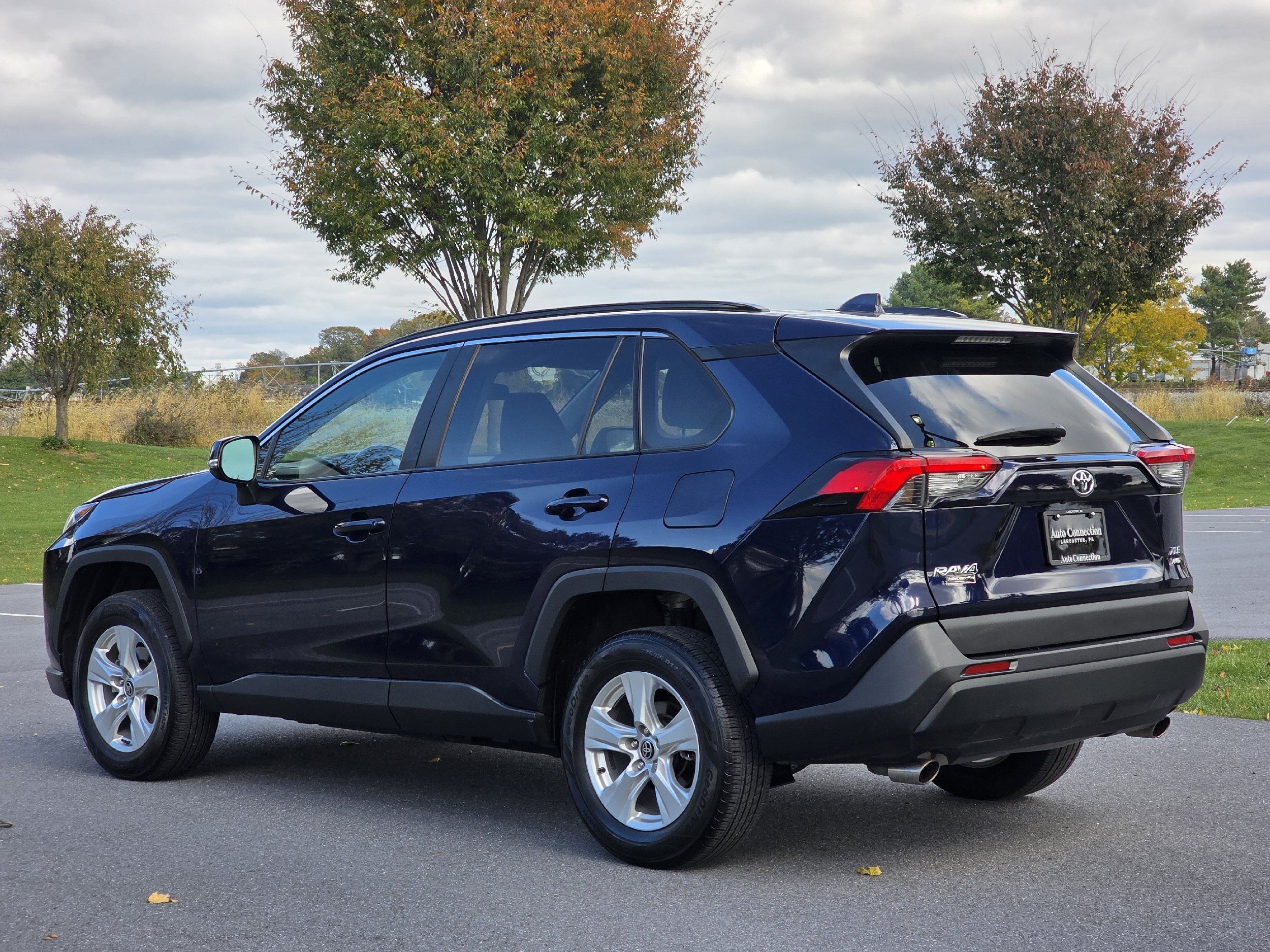 2021 Toyota RAV4 XLE photo 2