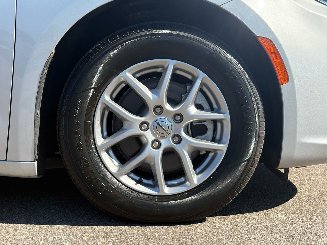 2024 Chrysler Pacifica Touring L - Photo 10