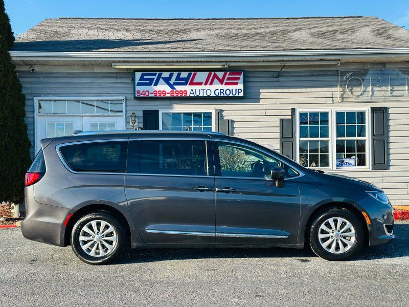 2018 Chrysler Pacifica Touring L's photo