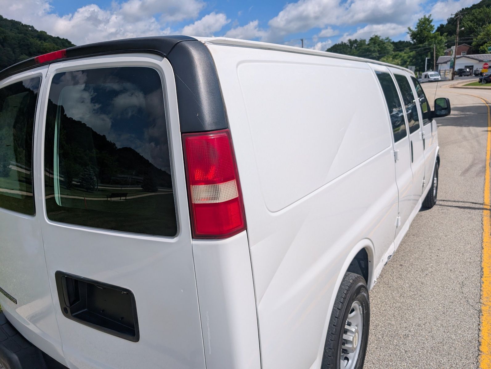2011 Chevrolet Express 3500 26