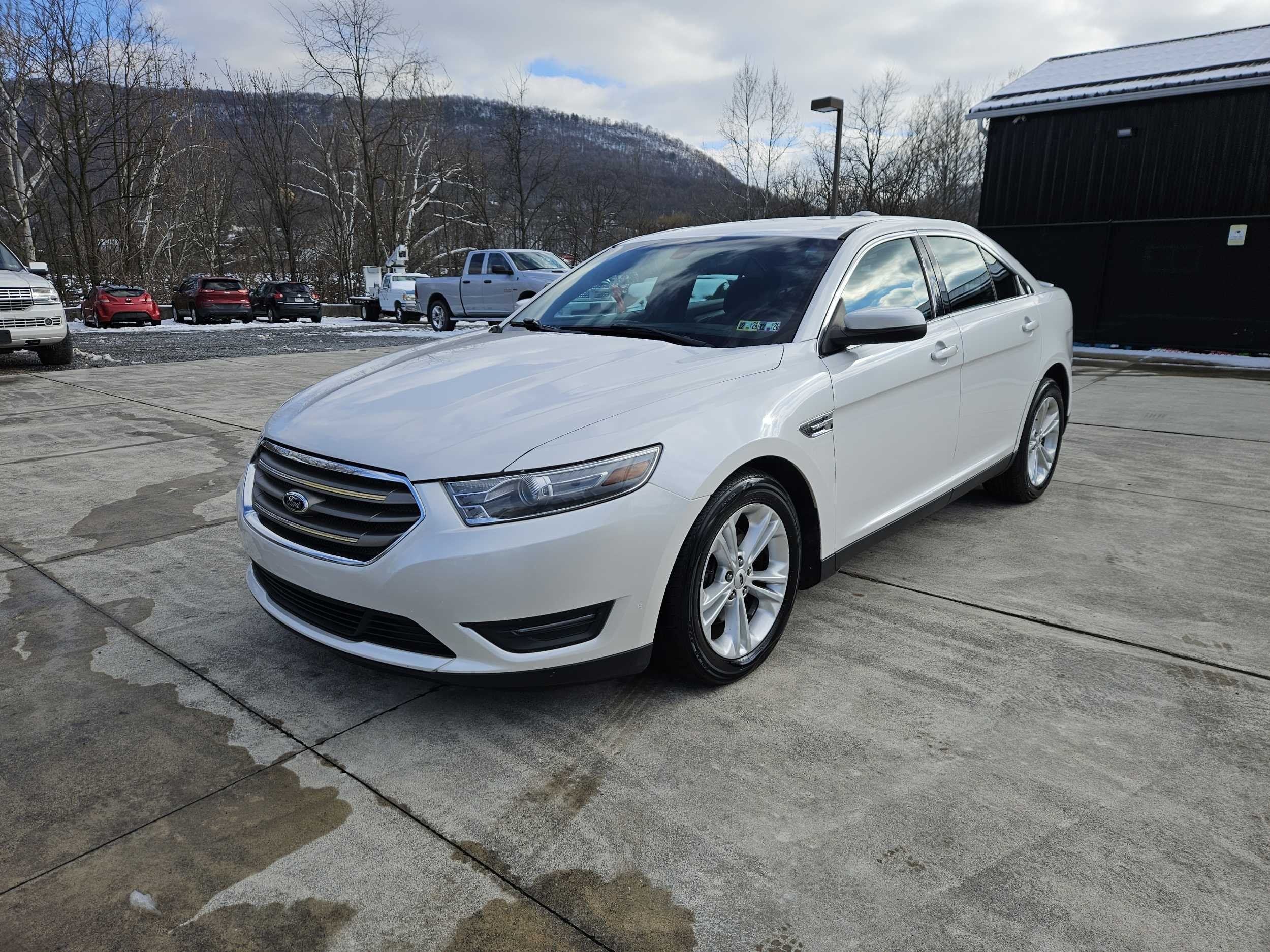 2014 Ford Taurus SEL photo 3