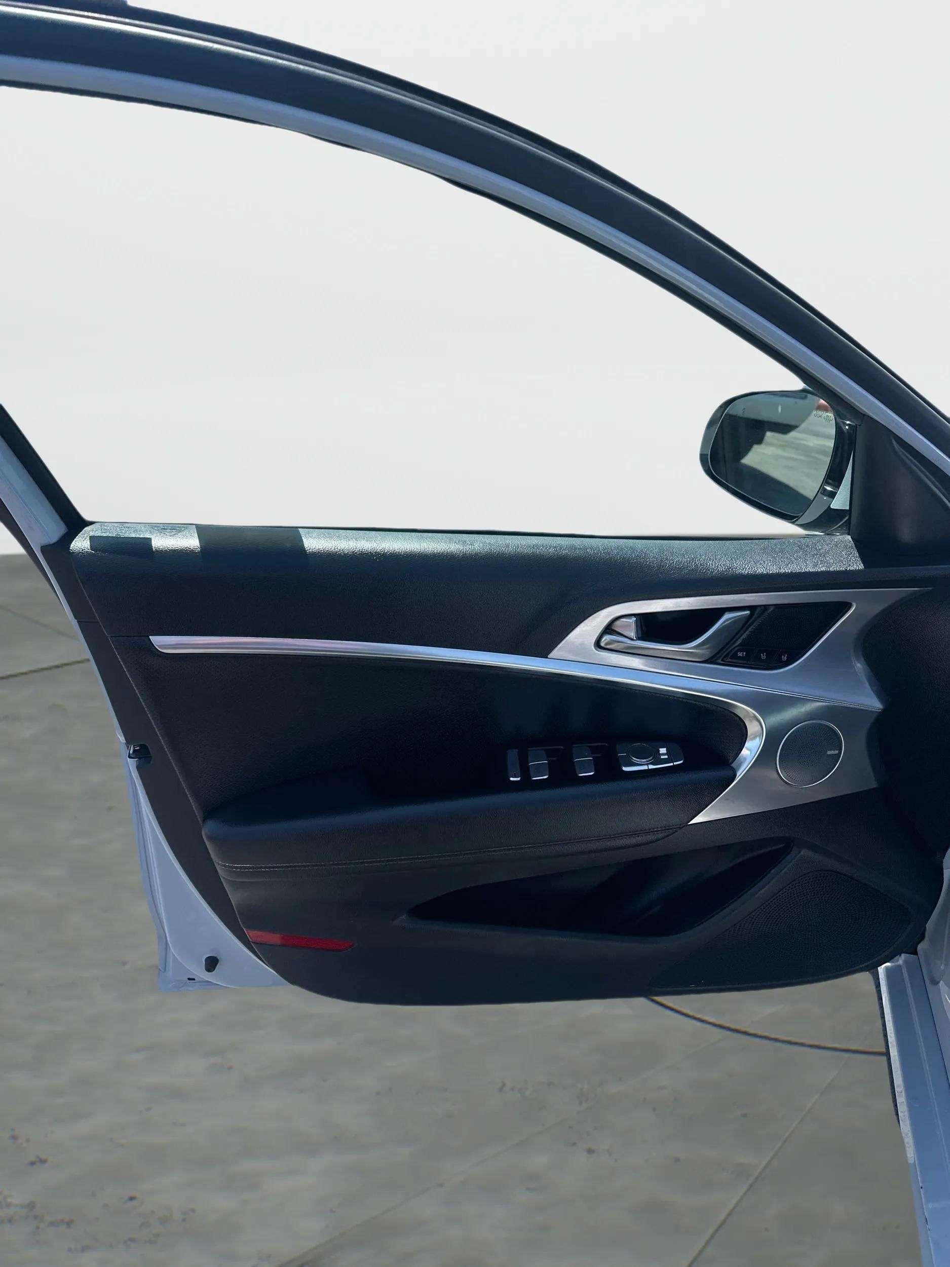 2020 GENESIS G70 Standard - Photo 19