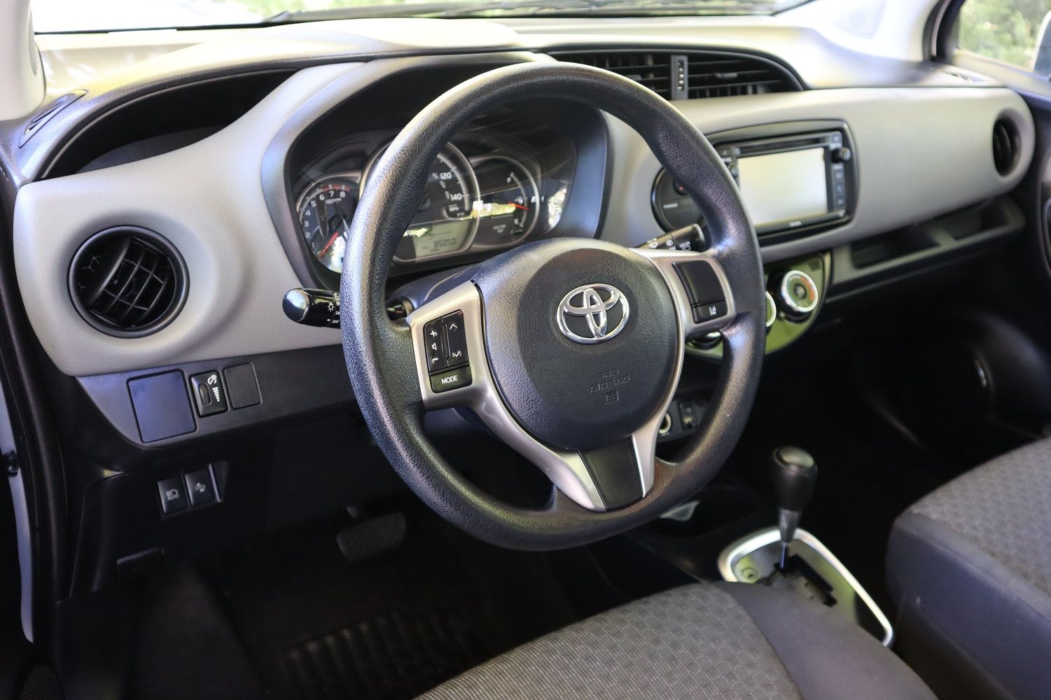 2017 Toyota Yaris 5-Door LE