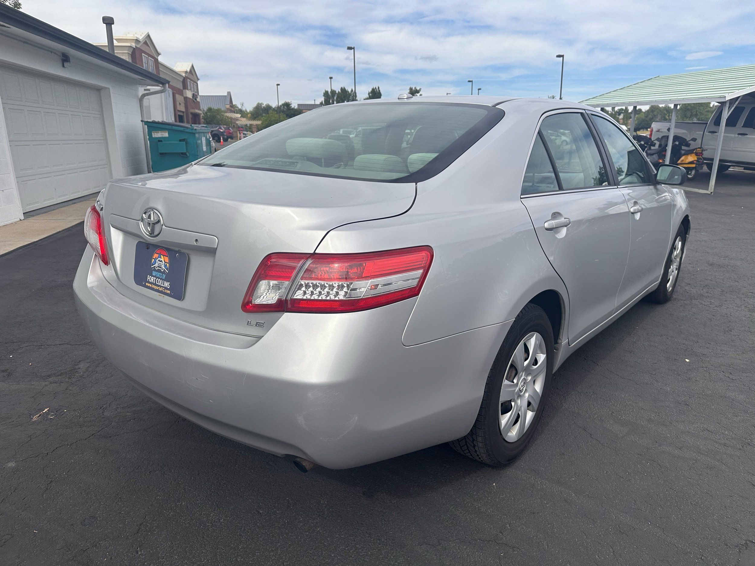 2011 Toyota Camry LE photo 3
