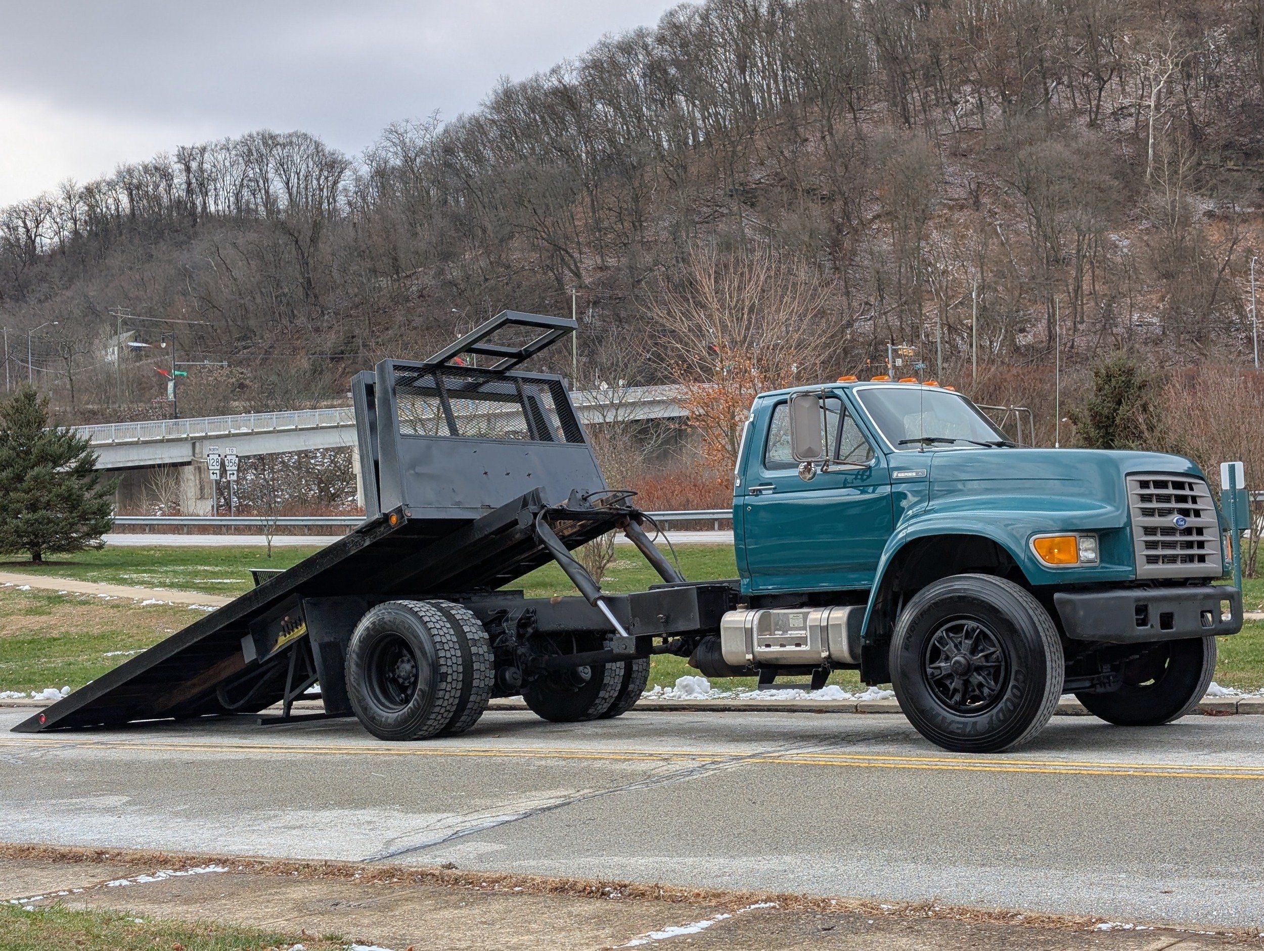 1996 Ford F-800's photo