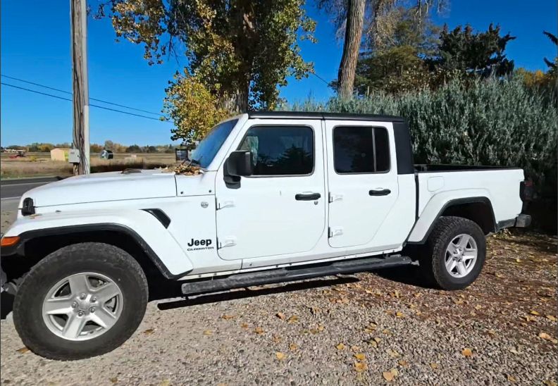 2021 Jeep Gladiator Sport S's photo