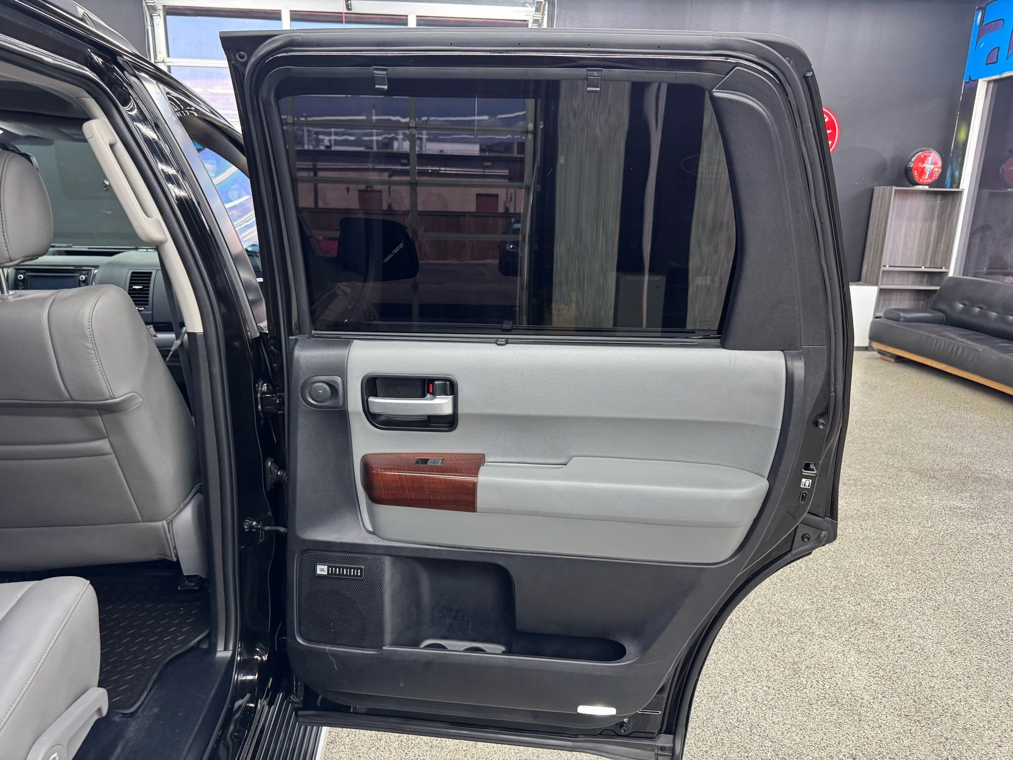 2017 Toyota Sequoia Platinum photo 19