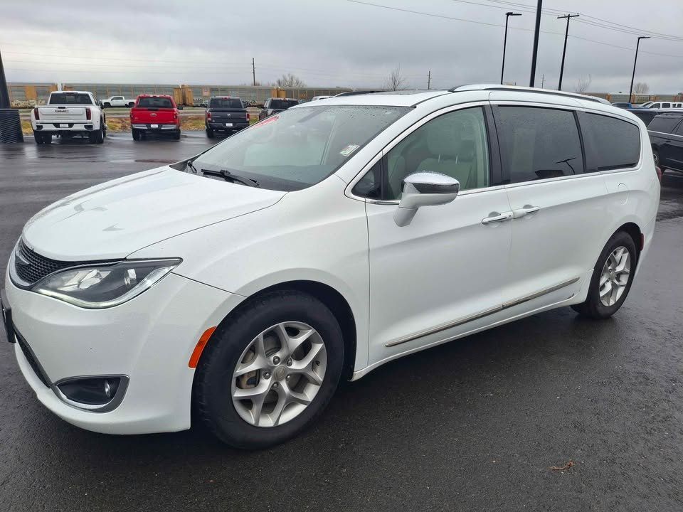 2019 Chrysler Pacifica Limited's photo