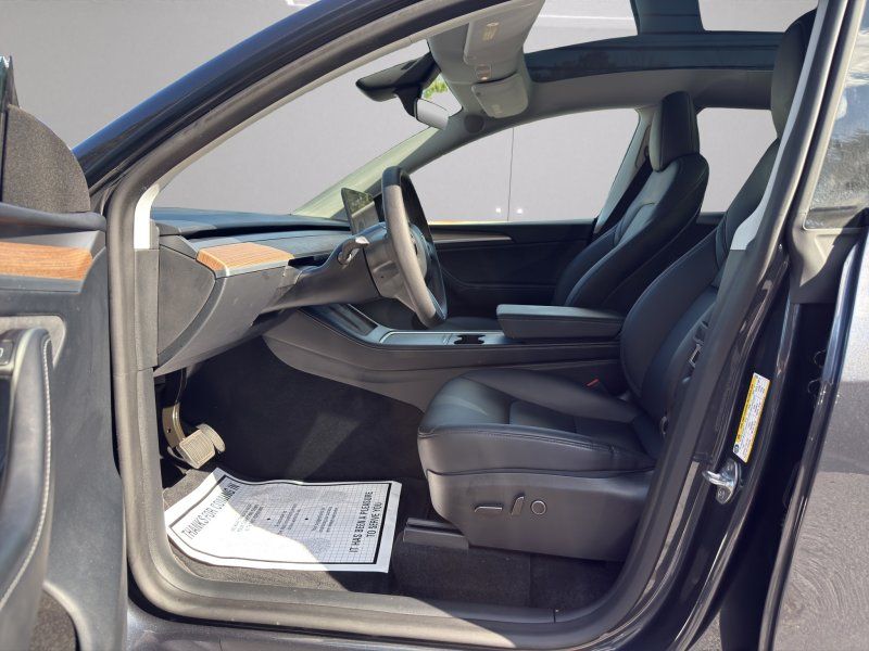 2025 Tesla Model Y Long Range photo 9