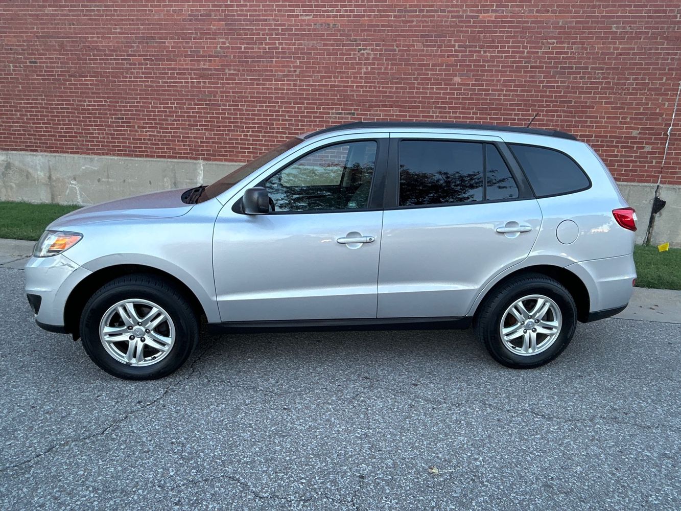 2012 Hyundai Santa Fe GLS photo 2
