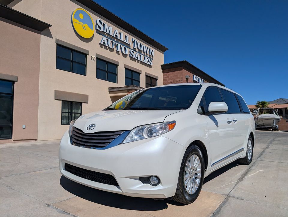 2017 Toyota Sienna XLE 8 Passenger
