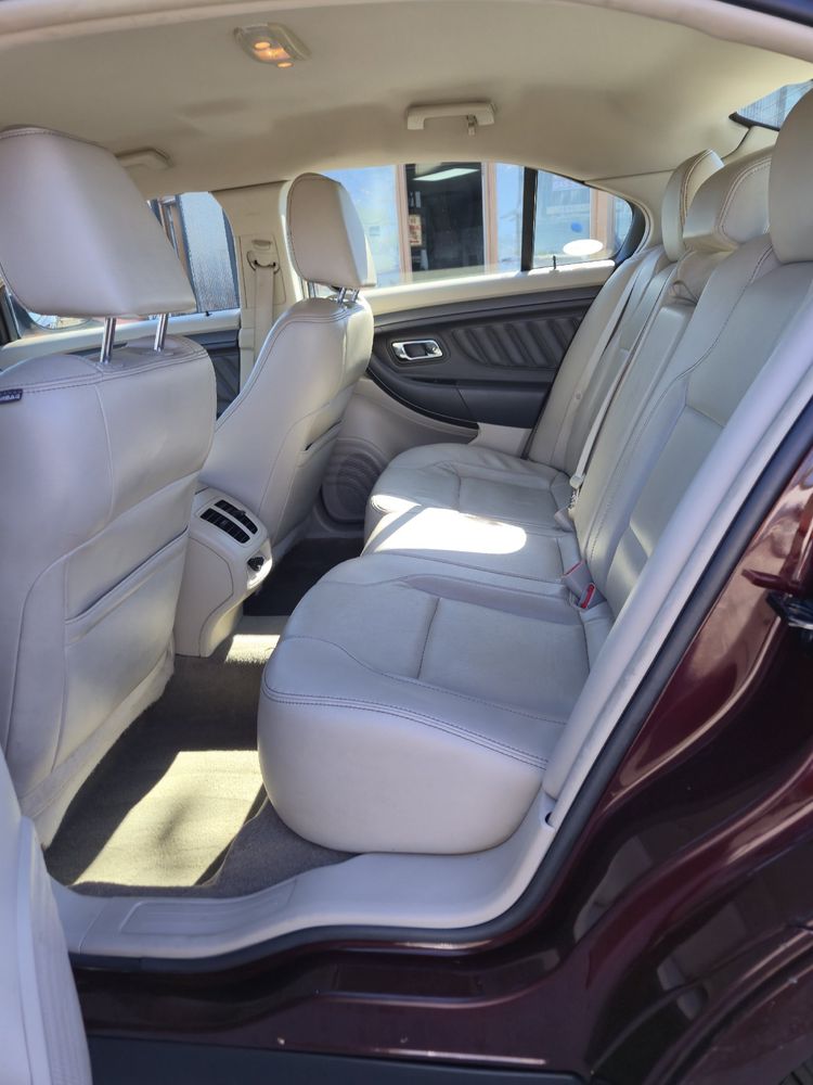 2011 Ford Taurus SEL photo 11