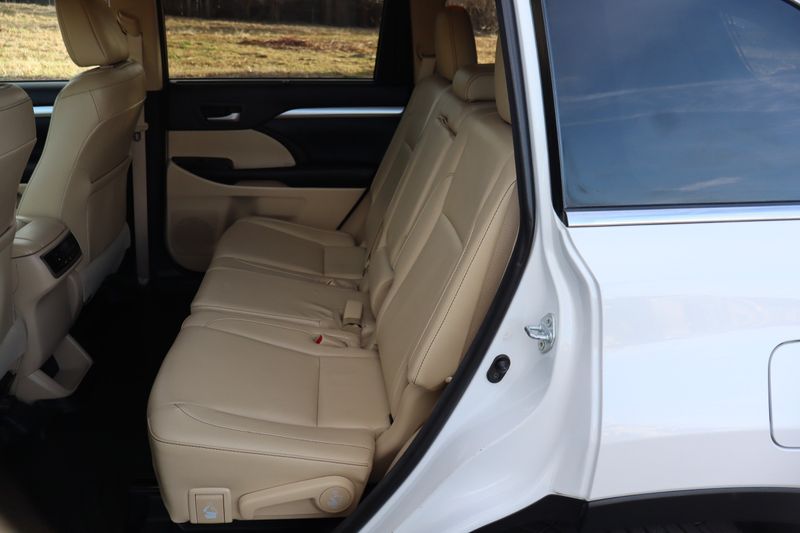 2017 Toyota Highlander XLE | Victory Motors of Colorado