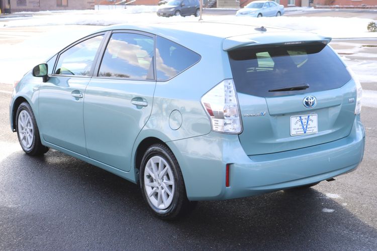 Toyota prius v 2013