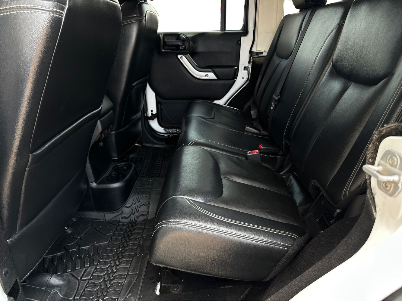 2013 Jeep Wrangler Unlimited Sahara photo 9