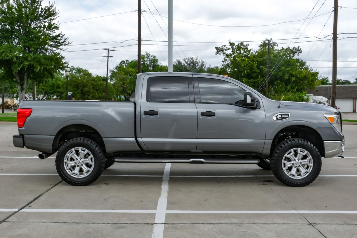 2017 Nissan Titan SL photo 8
