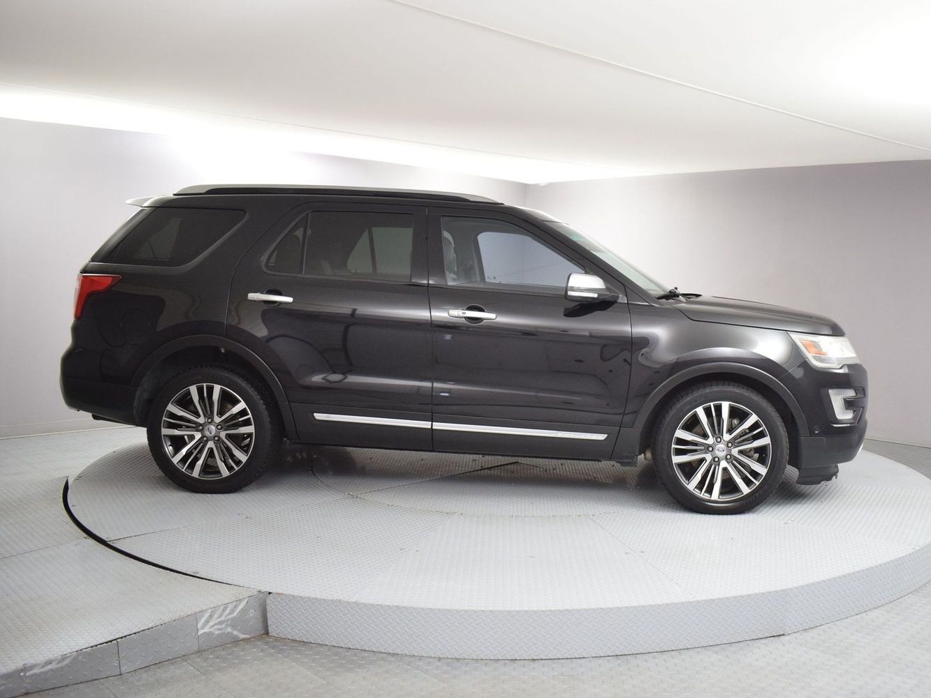 2016 Ford Explorer Platinum's photo