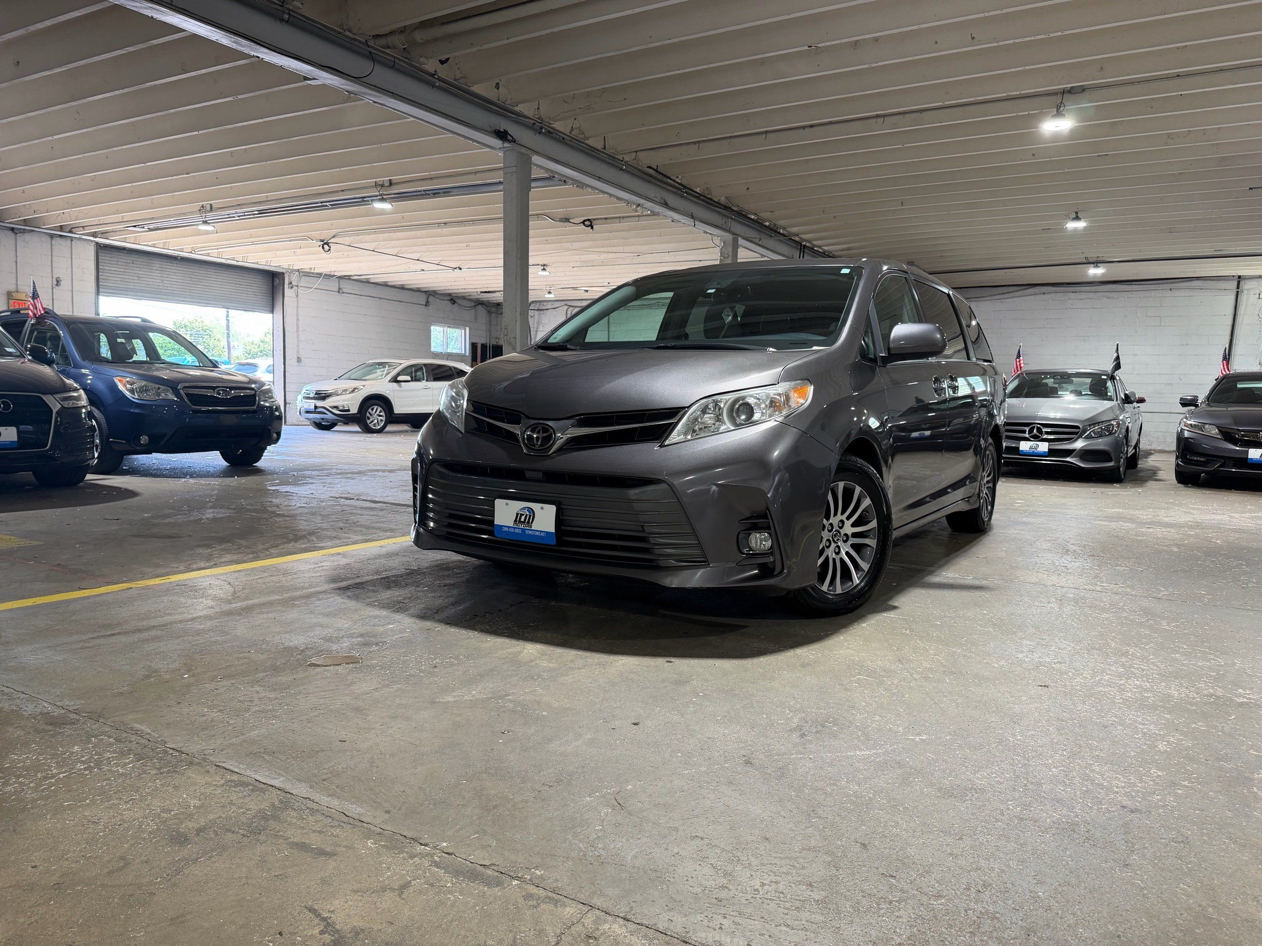 2018 Toyota Sienna XLE V6 8-Passenger's photo