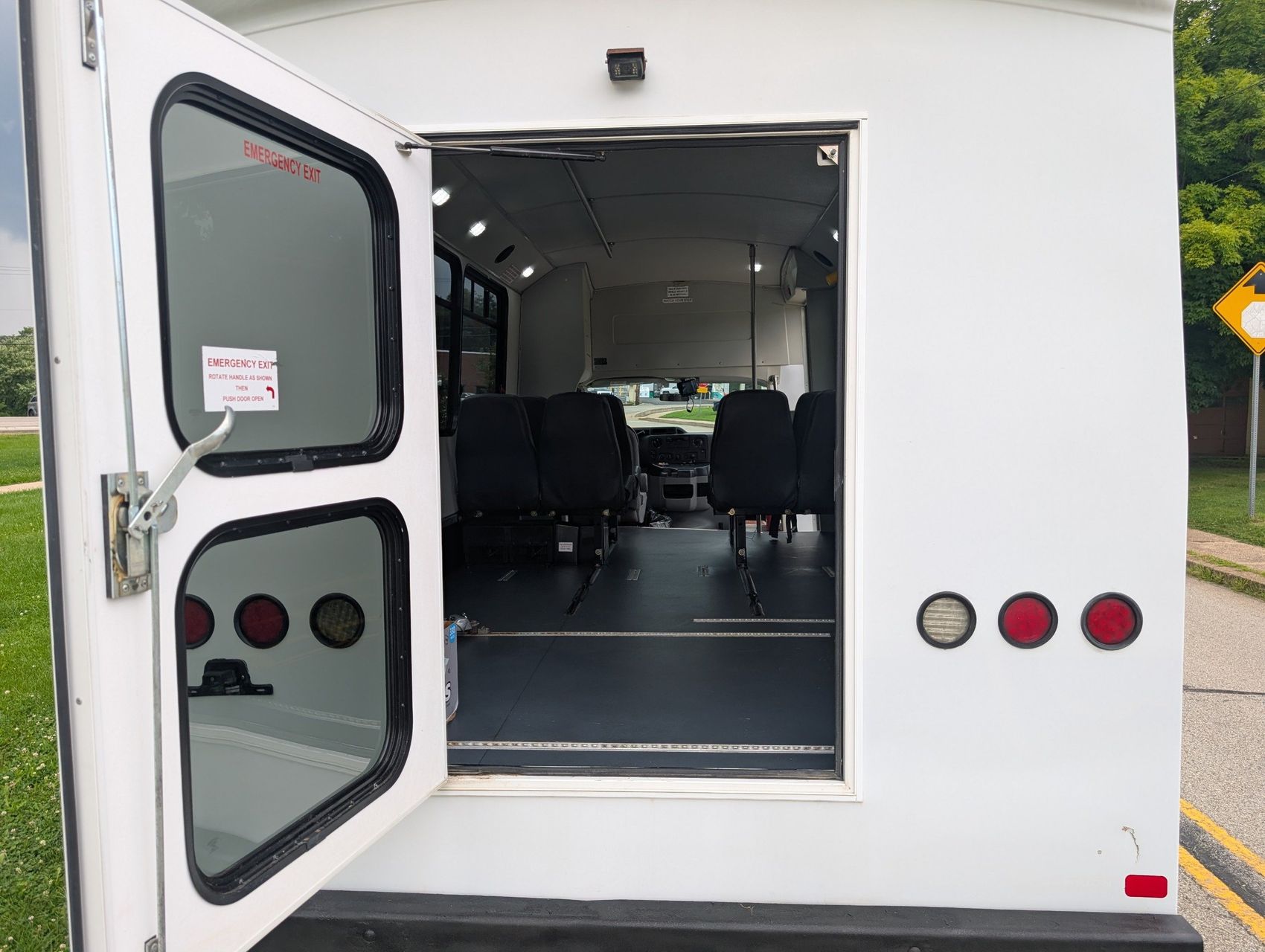 2016 Ford E-350 37