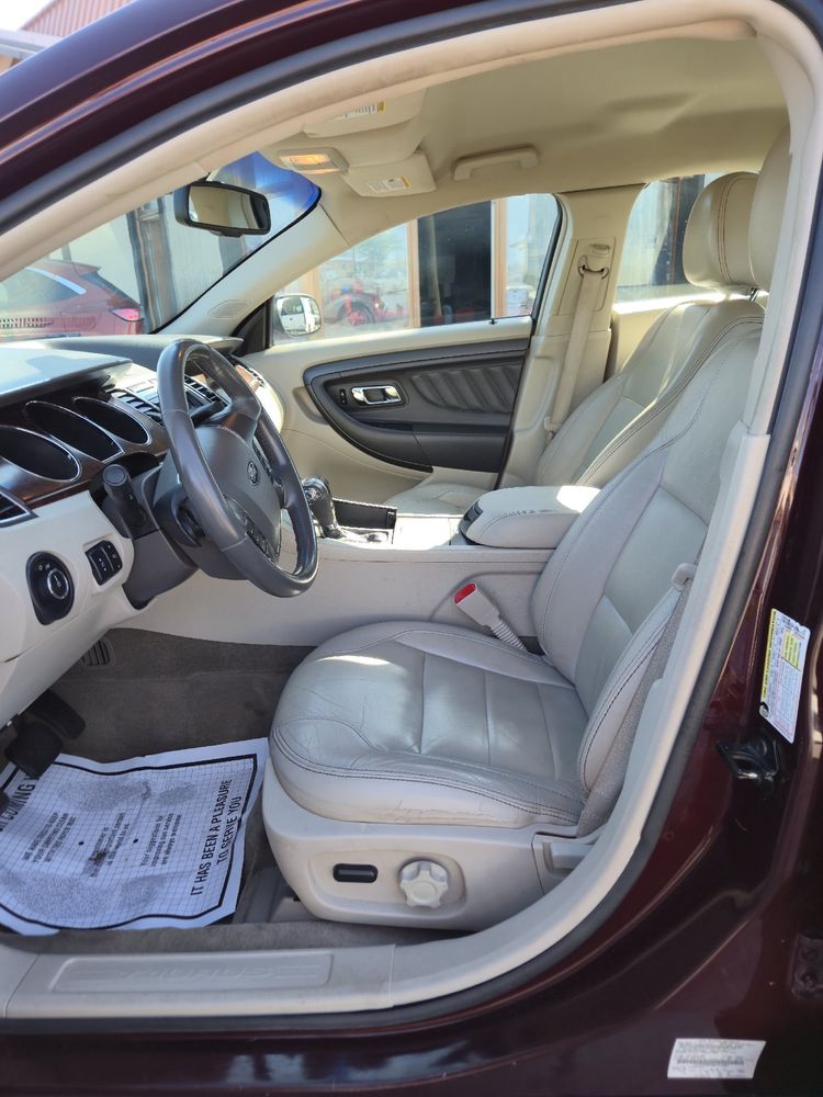 2011 Ford Taurus SEL photo 9