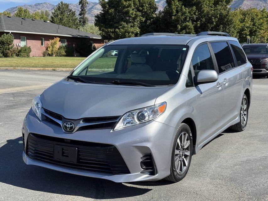 2018 Toyota Sienna — LE 8 Passenger, photo 1 of 14